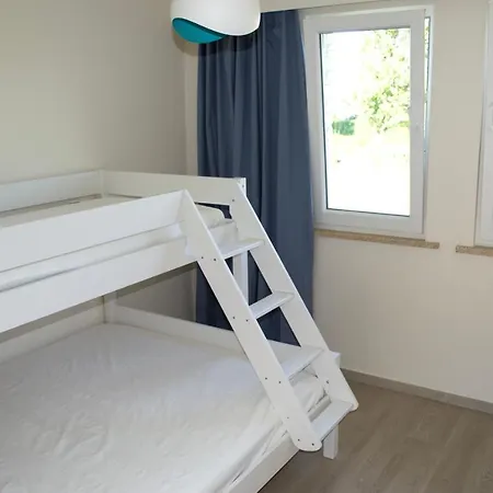 Sunny In Residential Park - *